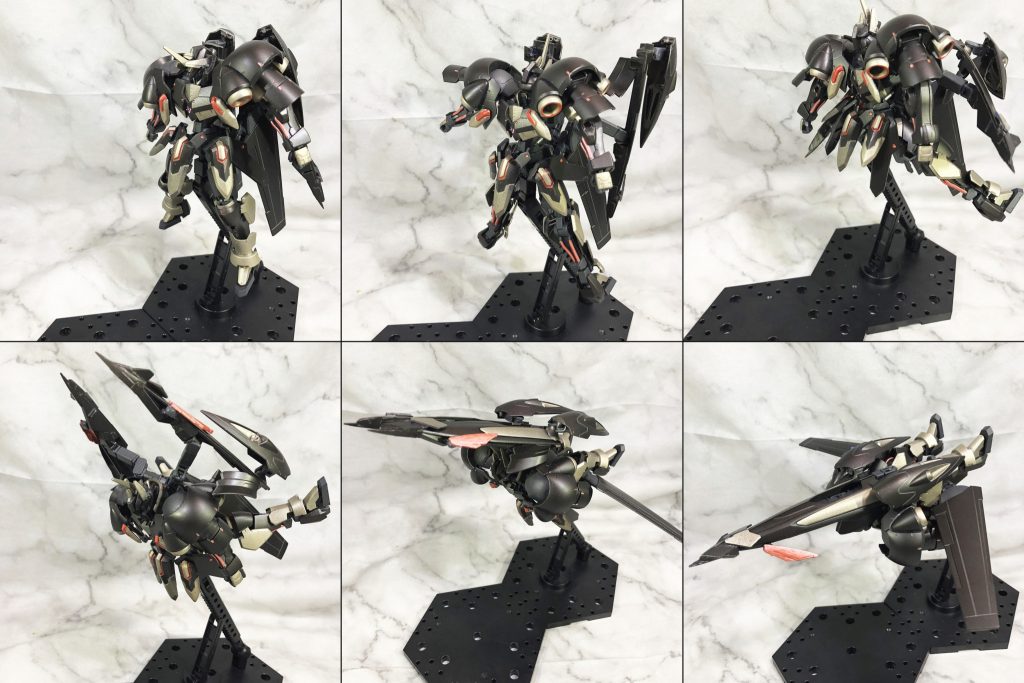 アタックファンクション・JETストライカー!…と言っていいかわからんが肝心の変形機構。ざっくり説明すると…1.脚部・頭部を180度回転。2.そのまま脚部は体育座りみたいな感じに折りたたむ。3.バインダーを回転・結合し機首に4.後腰のウイングを開いて前進翼みたいな感じに。……というような感じ。