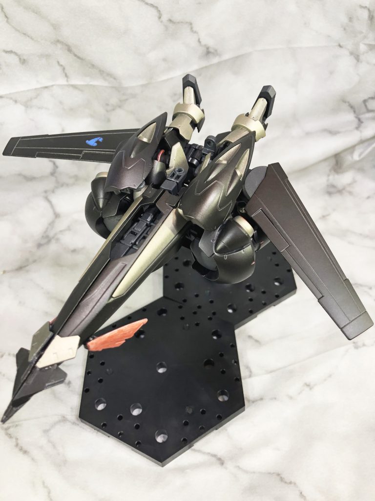 当初の予定と大きく変わった飛行形態。飛行機というか鳥っぽいイメージで。体当たり攻撃は鉄血メカなら硬そうだしとりあえず先端部がレアアロイ製って言っておけば行ける気がする。