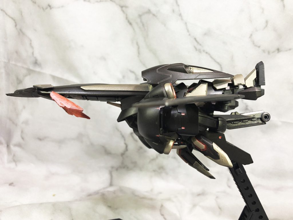 無理に平たくせず、逆に後部を太らせ機首を伸ばすことで全体のバランスとる感じに。その方がラクだし(キリッ実は途中でブラックサレナを意識だしてたりする。黒系色になったのもそれが理由だったり…