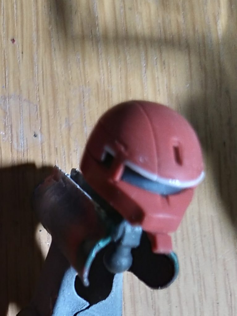 頭 ひさしを0.5mmプラ板で狭く
途中の仕切りは前側を薄く加工