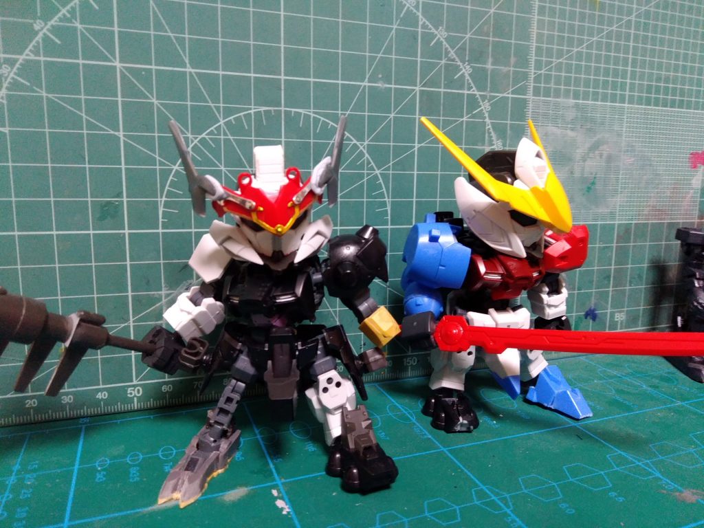 クロスシルエットのフレームを芯に
HGウヴァルのパーツなどを貼り付けてます。