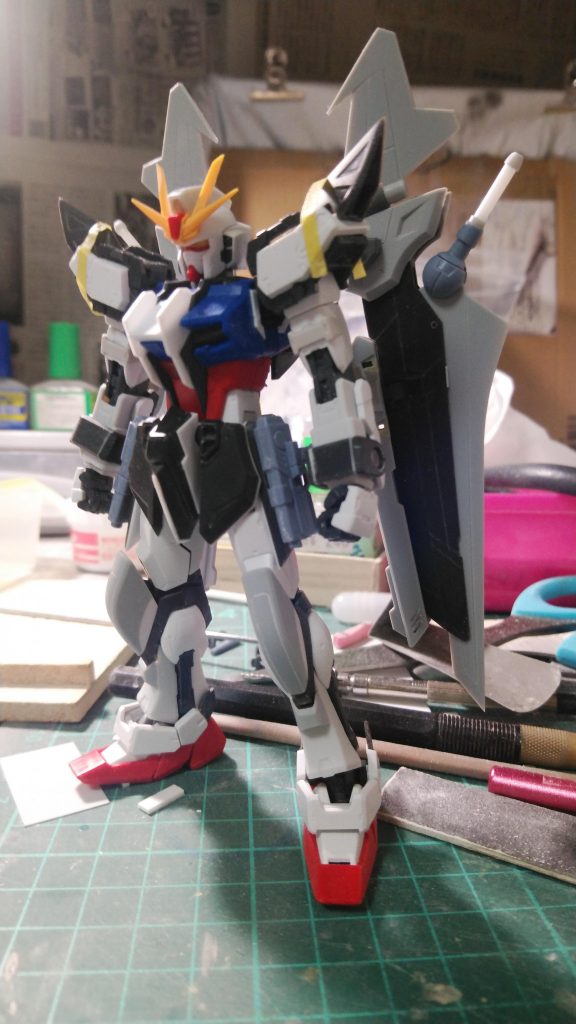 細部のパーツのバランス調整です
唯一スクラッチしたのは胸部のフレーム部分です