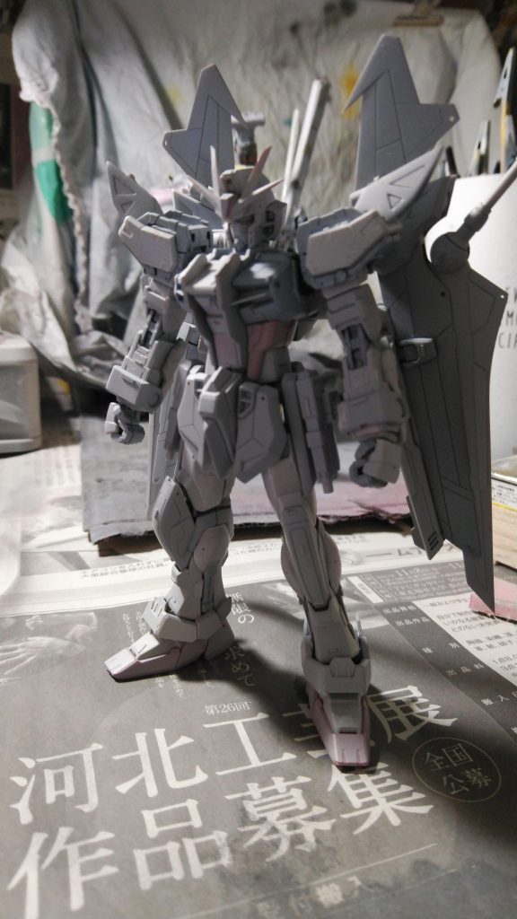 RGのハイディテールにあわせて彫ったり貼ったりして全体のトーンを整えました。
サフを吹くと一気にノワールらしくなりました(^_^)