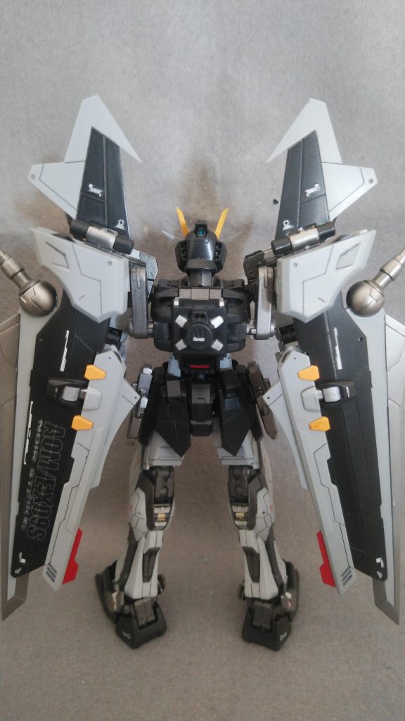 サイズ的にちょうどよかったので、ノワールストライカーはディテールを追加し、面だしをした以外は素のままです