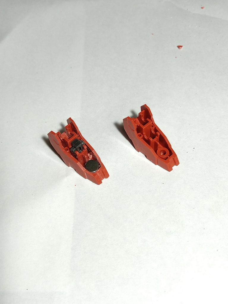 バランスが悪いので足裏にネオジウム磁石を入れて固定しやすいようにしています。