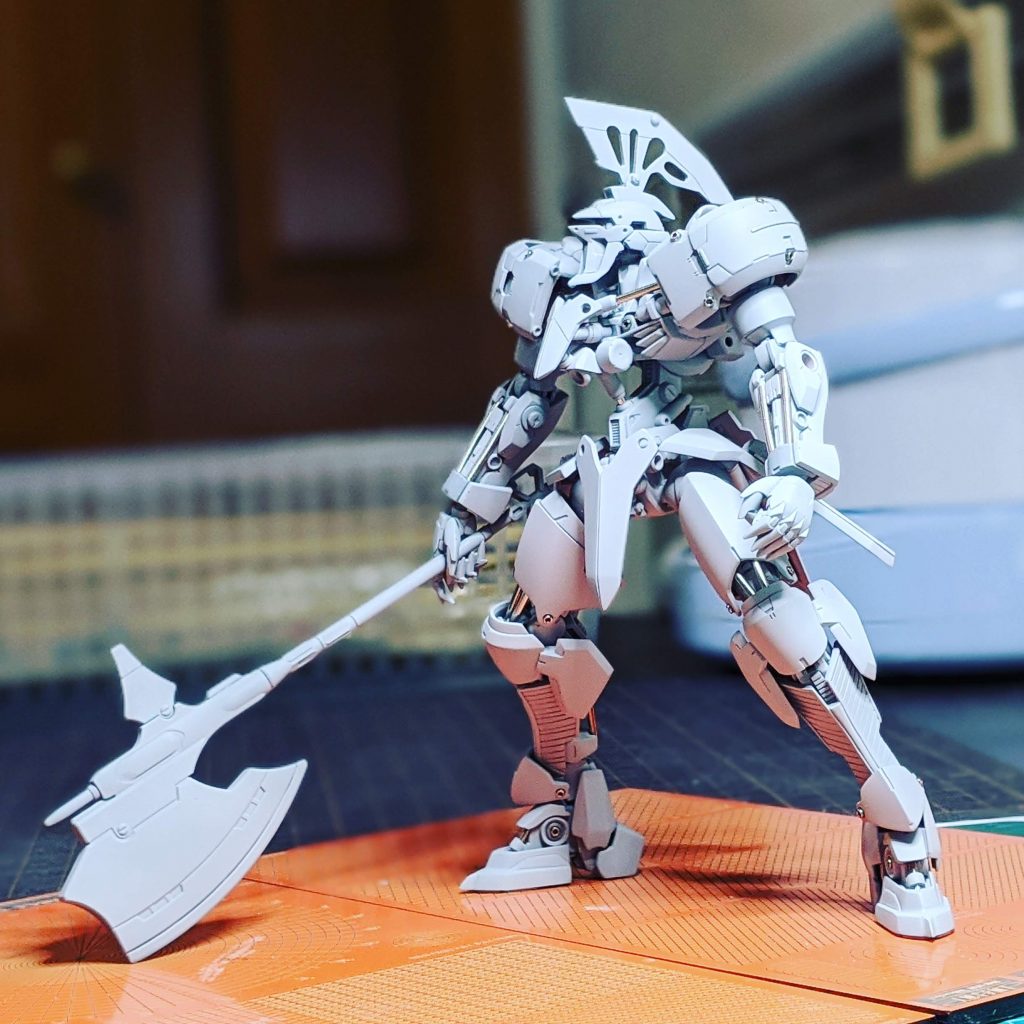 サフした時。
このあと塗装に失敗しました。
塗装を全落としして、修正を加えたので完成とはちょっと違っています。