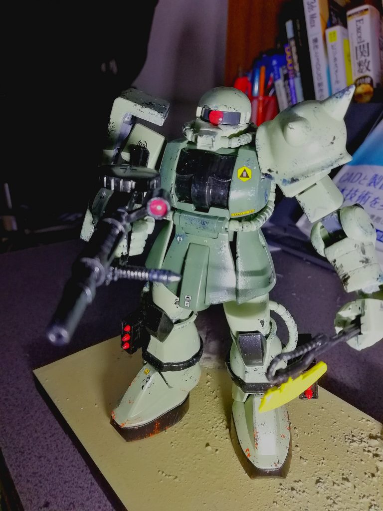 塗装色はザクの基本色を使用。
少し汚しの黒がプラモにのりすぎてしまったことが反省点。
黒は点になるようによりスポンジを小さくちぎって行くのが良いか?（筆で飛ばすのもありだが）