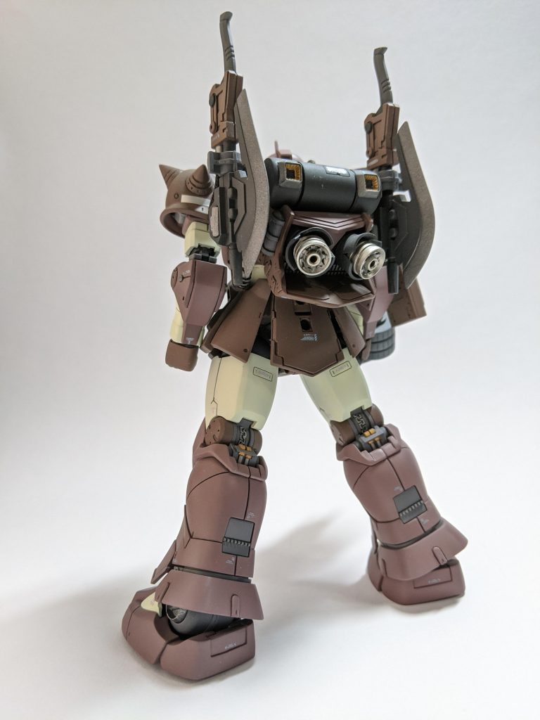 バックパックを自作してるので、やはり後ろ姿を見ていただきたいです。
オノは本来ならば両腰に装着なのですが
(このように配置した方がカッコ良いな)
と直感したイメージに近い形に纏められました。