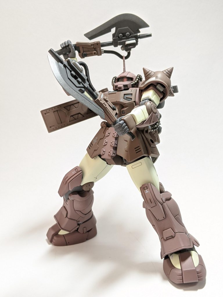 ビームサーベルを磁力反発により弾き返す為に【電磁場制御装置】を追加したヒートホーク。
マシンガンも
「弾丸消費量の多さ」に対処するべく既存のドラムマガジンを3連で装着可能にしました。その結果、予備弾倉の携行も無改造で出来るようになってます。