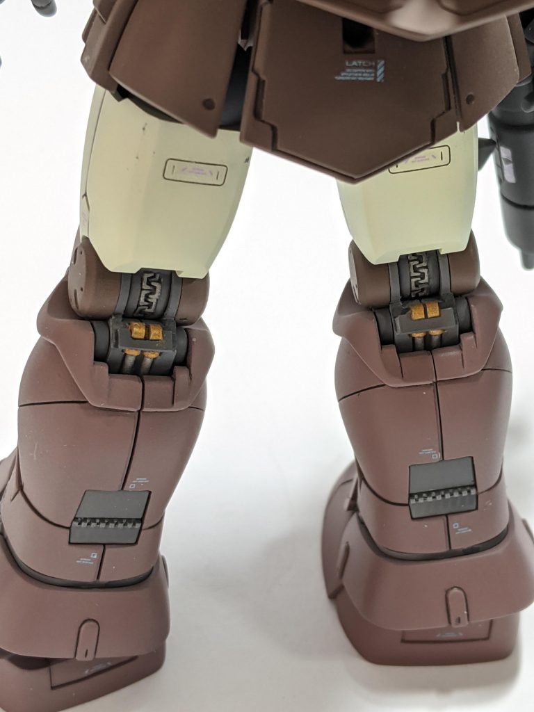 ヒザ裏関節のデコレーションは今回このようにしました。
コレも気に入ってるので、今後もこのディテールは使いたいです。