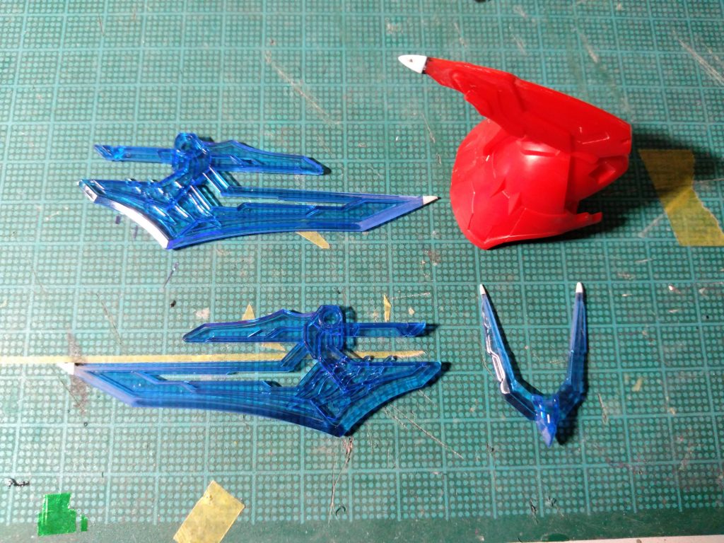 例によってあまり製作中の写真はないですが。プラ板先鋭化。
後頭部もなんか丸っこかったのでシャキシャキに尖らせました。