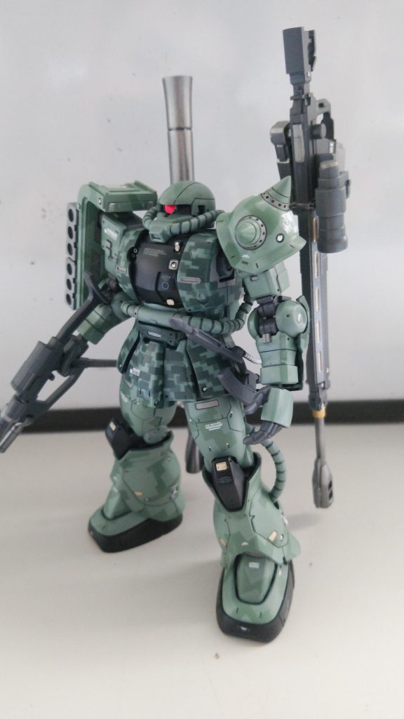 濃い緑はデジタル迷彩、手足などの薄い緑はスプリッター迷彩で仕上げました。
デジタル迷彩は三色で塗りわけています