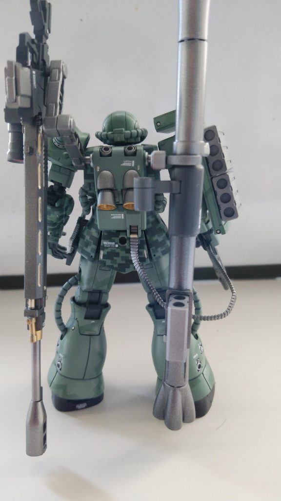 ザクバズーカと対艦ライフルはバックパックに懸架できるようにジョイントパーツを追加、武装は細部塗りわけしてます