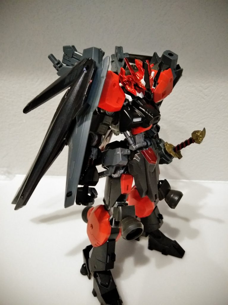 立ち
ノーネイムライフルを使用した
バックパックシステム・ルキフェル
フル装備
ノーネイムライフルのようにソードドラグーンとして分離もできる設定ですがスペース等で割愛