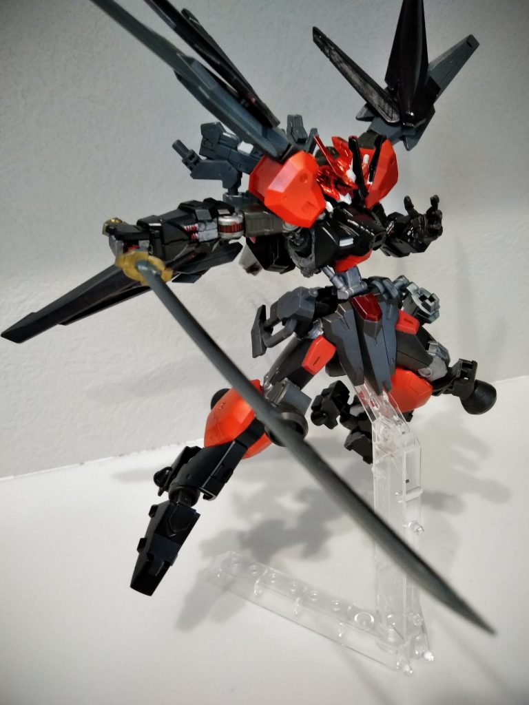 実体刀も装備
肩部はアスタロトオリジンのウイングのようなシルエットにも付け替えでできる。