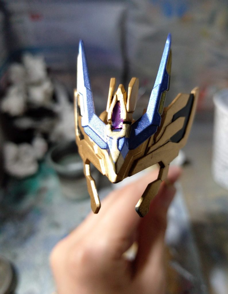 額の飾りにはダイソーのホログラムテープ?を貼ってその上にUVレジンを。
定番化してきましたが、この工程大好き。背景クソ汚ぇ!!