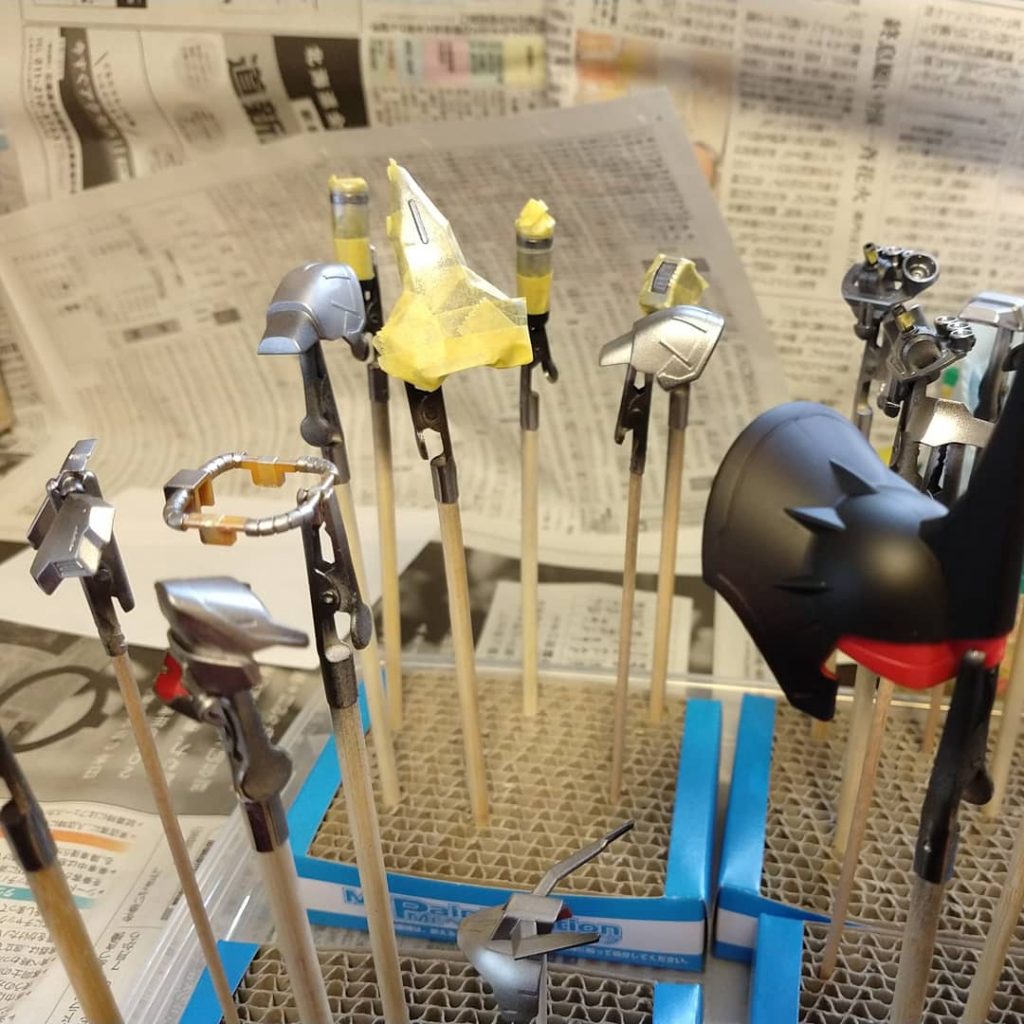 黒サフ後、濃い赤には下地に焼鉄色、薄い赤には下地にシルバー吹きました