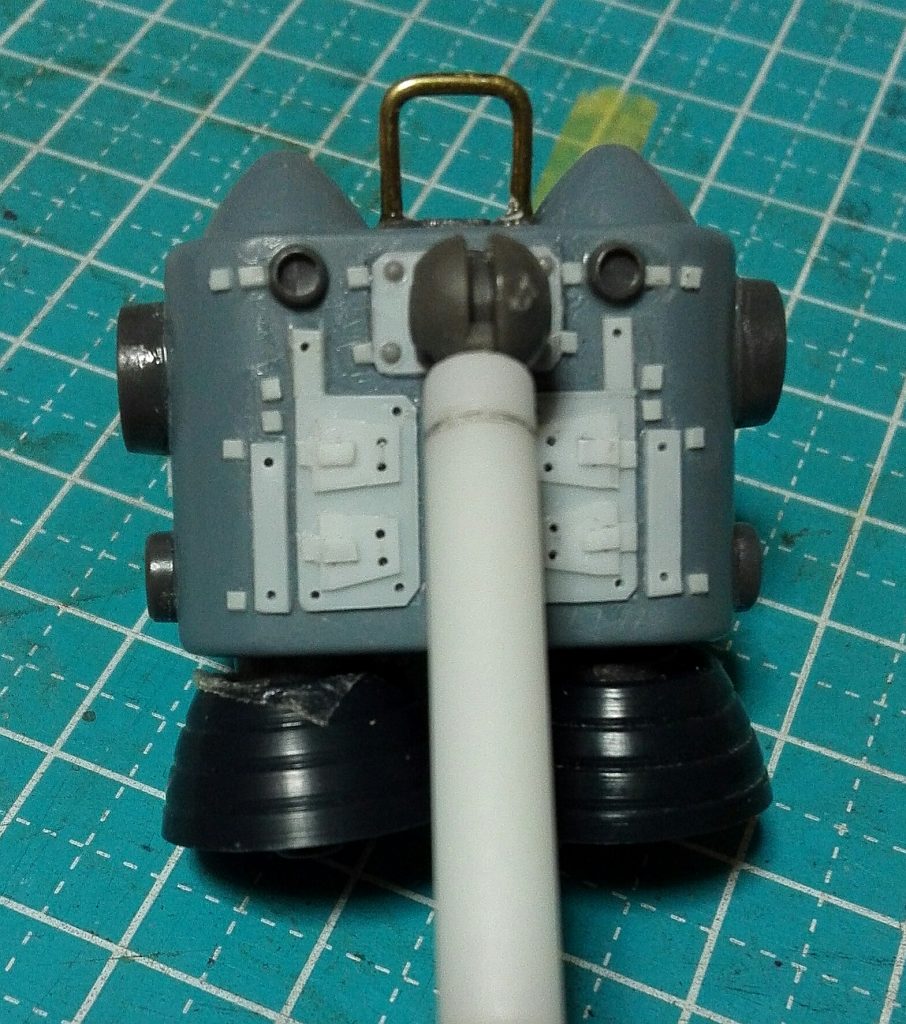 バックパックは、プラ板の短冊を貼ったり、モデサポをくっ付けただけで、ソナーのみ プラ棒で作りました。