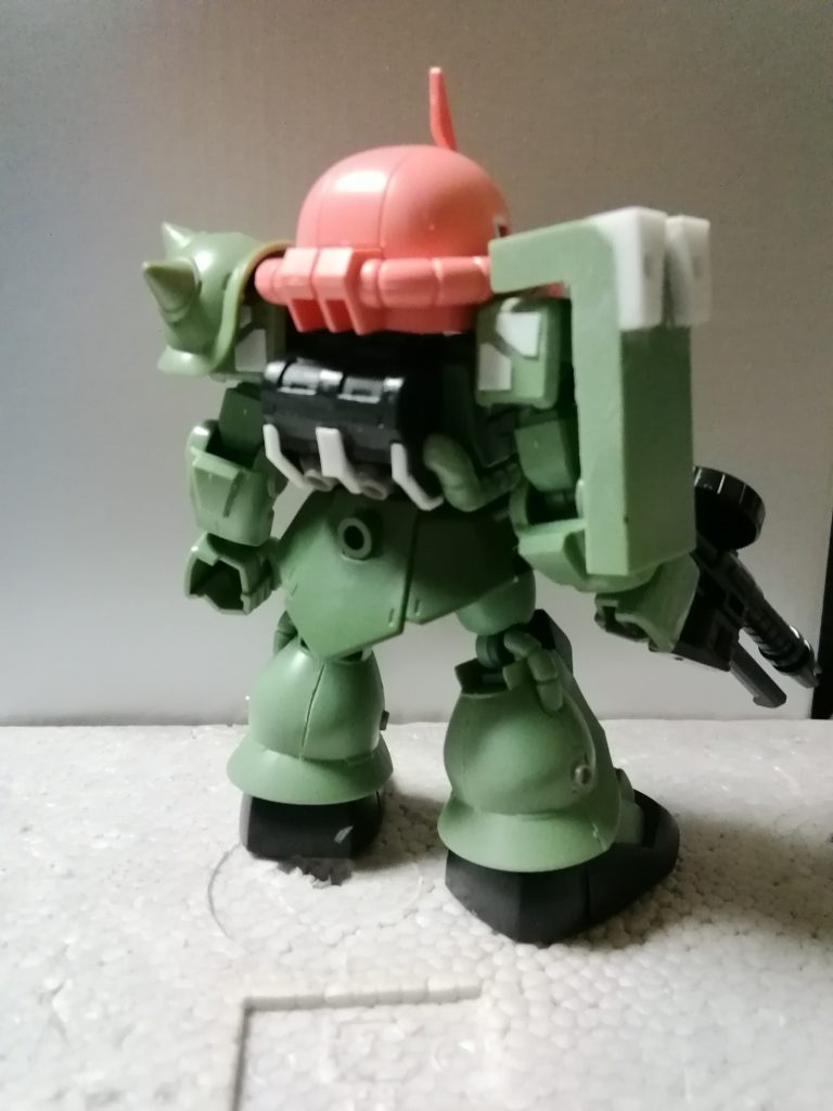 バックパックも、J型ザクの意匠に近づけるように加工しています