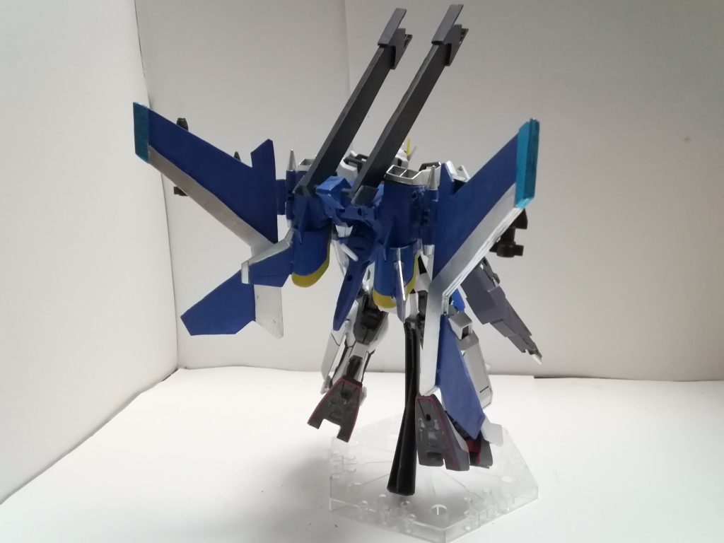 シエルストライク・フェニックス
シエルストライクがストライク・フェニックスと合体した姿である
脚部に増加装甲権ブースターが追加されたことにより姿勢制御能力が向上している(MGストライクの脚部を使い少しでもストライク間を出したかった)
武装はシエルストライク、ストライク・フェニックス両方の武装が使用可能で
この形態ではシールドを装備しており先端からビームサーベルを発生させることが出来る