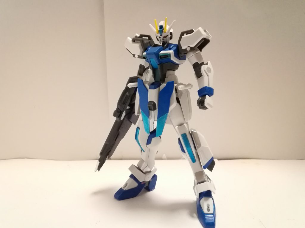 シエルストライク
スカイストライクの後継機として開発され
ウィンダムを基本ベースとしてストライク系らしい肩のパーツなどがあり
見た目はウィンダムと酷似している部分が多いが装甲にはVPSが採用されている
武装はビームライフル、ビームサーベル、頭部イーゲルシュテルン、胸部スモークランチャー