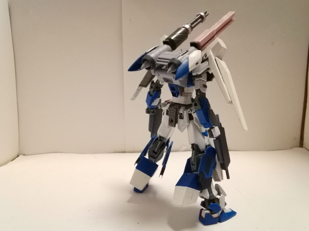 スカイストライクR
大破しシエルストライク開発のためパーツを使用され
その後予備パーツなどを使用し復元された姿
特徴的なフロントスカートが従来のものに戻り
新たにビームキャノンとガドリングガンが装備されたバックウェポンストライカーが装備されている
ここから下はおまけです