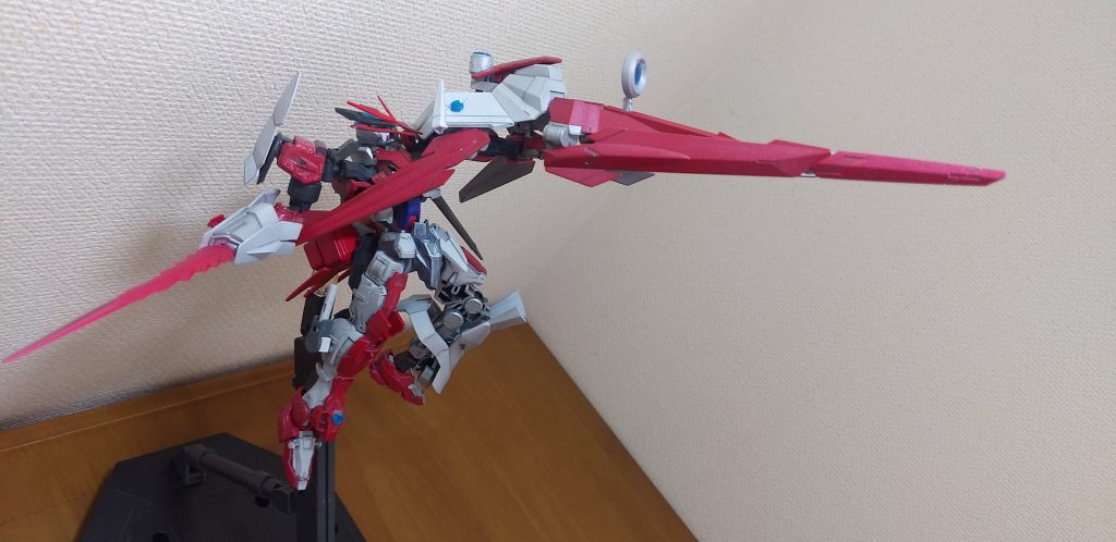 変形ノーネイムライフルはパルマにも装備出来ます。右足には非常用ビームサーベル