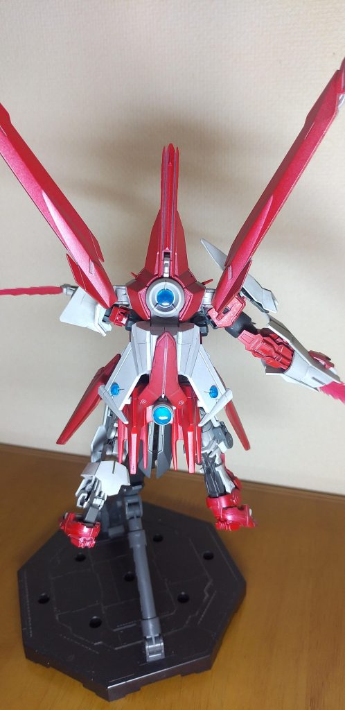 背面はセンサーが集中しありとあらゆる攻撃に対応可能