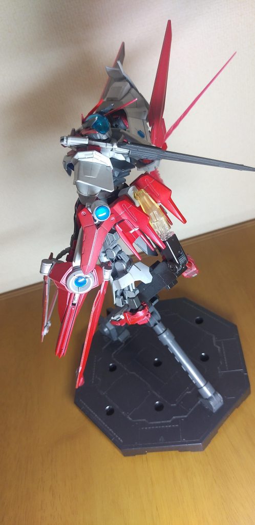 バーサーカーの時は右手からビーム刃が二本、左手ガントレットには二本の長い爪。防御行動を無視して突っ込んで暴れるスタイルです。