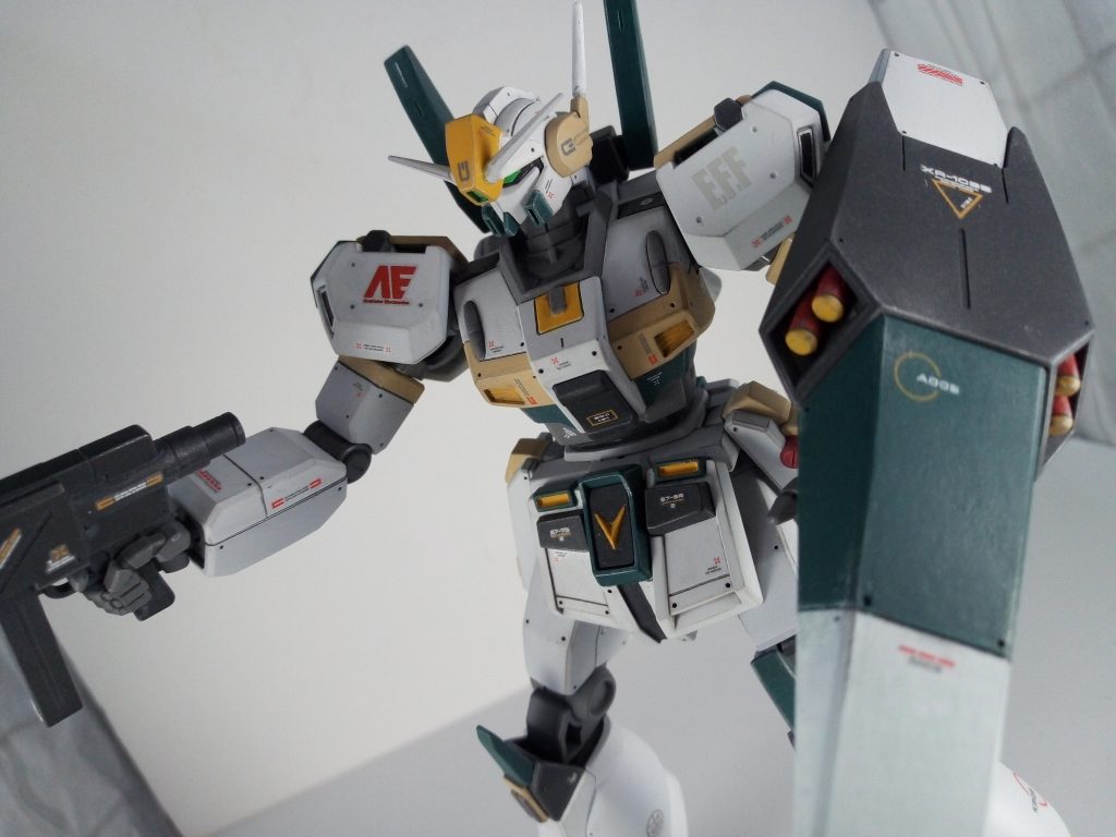 盾の緑色っぽい部分はめちゃくちゃ筆ムラ出て、めっちゃ困りました。何回もやすって整えて薄いとこ塗っての繰り返しです…。定番のクレオスのMrカラーで全部筆塗したんですが、筆塗に適した塗料とかってやっぱあるんですかね…?
今度買ってみようかしら。