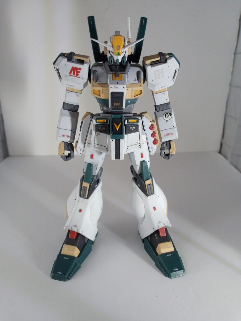 正面です。腰のフロントアーマーとリアアーマーはなんとマドロックさんから拝借してます。プレバン限定品をなんてもったいない事に…!
ちなみにガンダムフェイスもマドロックさんです。
合うのないか探してたら自分のイメージに合うのがマドロックさんしか居なくて…パチ組放置してたマドロックさんをつい出来心で…;;