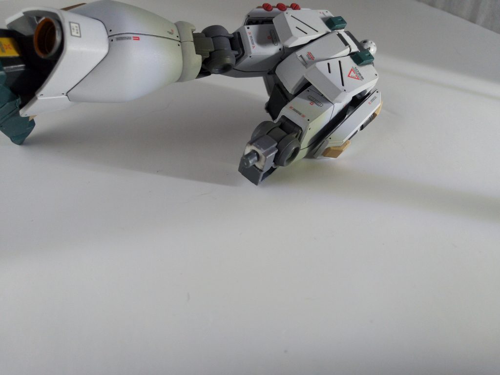 膝関節も地味に3mmプラバンで延長。
腰の延長と併せて全長が6mm伸びてます。