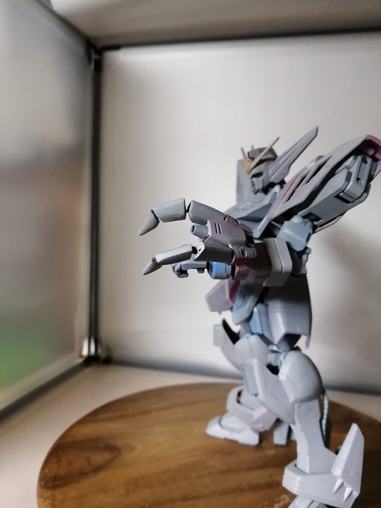 ストライククローは針金で可動。