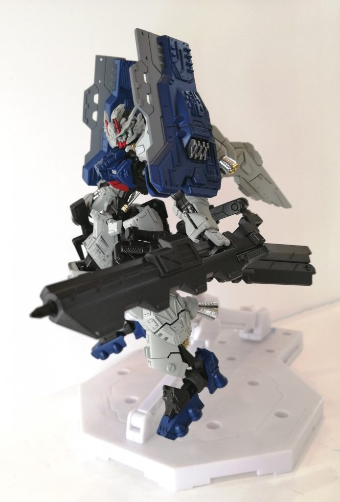 武装
バスタード・チョッパー
リアスカートのアームにマウントされている剣状の武装。
デモリッション・ナイフと合体させることで火薬炸裂式のパイルバンカーとして機能する。この合体機構により、デモリッション・ナイフの強度問題が解消している