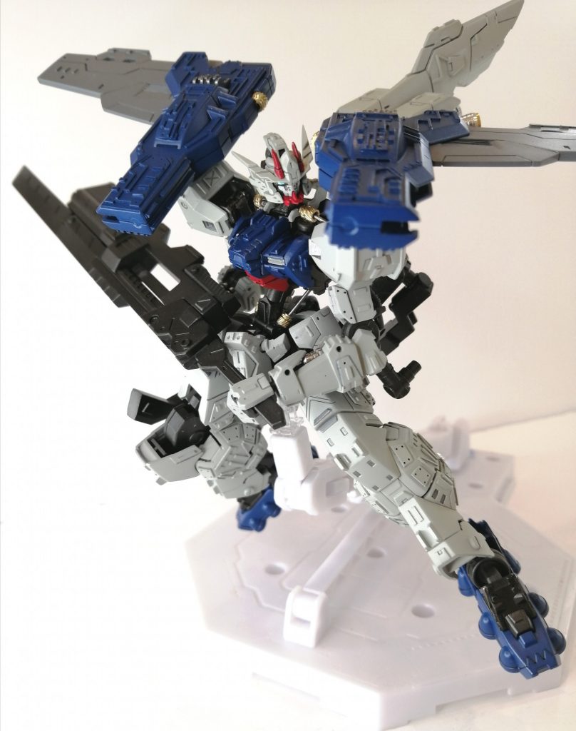 デモリッション・ナイフ合体状態からブレードシールドとブースターを展開し、高い機動性と破壊力で敵を圧倒する。
