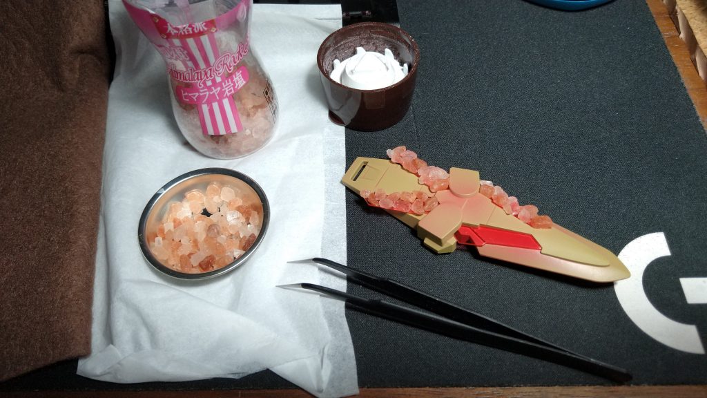 思い出深い「岩塩貼り付け作業」