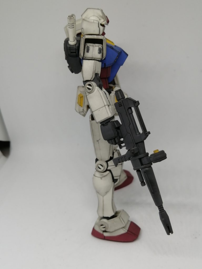 肩口のところ、組み立て間違えて、カッターで解体してから流し込み接着剤で接着しなおしてます。こういう失敗は次はしないように、また、上手くリカバリー出来るよう、精進していくべきところです。。