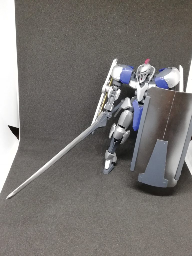 本体自体は頭部の鶏冠を追加した以外は無改造で塗装のみとなります。
使用塗料は下記となっています。
【塗料】
○クレオス シルバー(希釈1:3)
○クレオス ティターンズブルー2(希釈1:2)
◯クレオス シャアレッド(希釈1:2)
○ガイアノーツ メカサフスーパーヘヴィー(希釈1:1.5)
○ガイアノーツ ガンメタ(希釈1:3)
○クレオス スーパークリアーⅢ(希釈1:3)
【エアブラシ】
エアブラシワークセット メテオ
剣と盾はプラバンで自作しています。
土日の二日間の作成のため、クオリティが低いものとなってしまっています。特にキットのディティールが非常に良いのでやっぱり浮いた感じになってしまうため、次回以降の課題です。