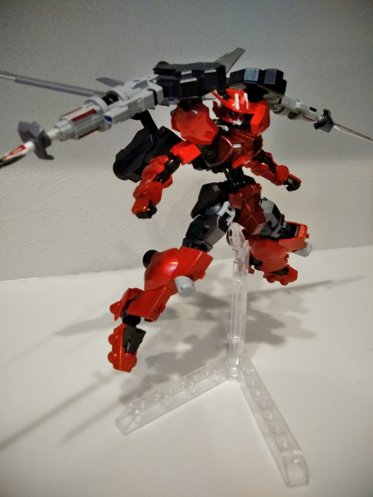 可変ブレードシールドと合わせ
羽がクロスしたような特徴あるシルエットに!