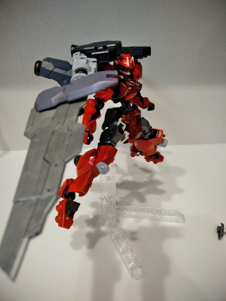 オリジンストライカーより
可変ブレードシールドをリナシメントアームズに接続し大型剣として運用も可能!