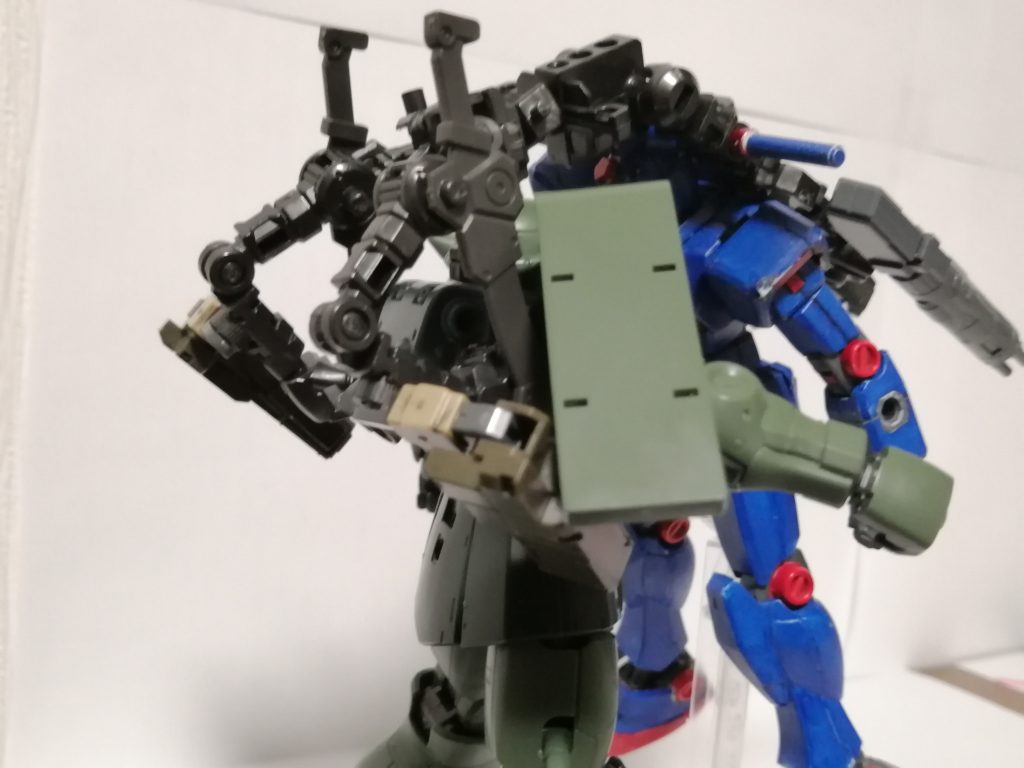 【tortureの名を冠するようになった所以】
まず、敵を捉えバックパックユニットを展開し、腕部と脚部を切断する。