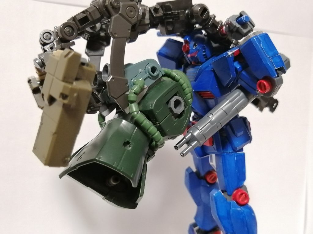 ガトリングを向けて脅し、敵モビルスーツのパイロットから情報を得る。