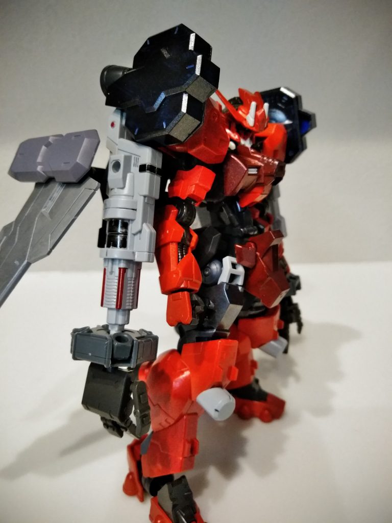 オリジンストライカー
アスタロトオリジンの可変ブレードシールドをエールストライクやブルーフレームDのバックパックのようなシルエットで作成したもの。ジュピターヴのマルチコンテナビットをバーニアと合わせブースターに!
クローズ形態。