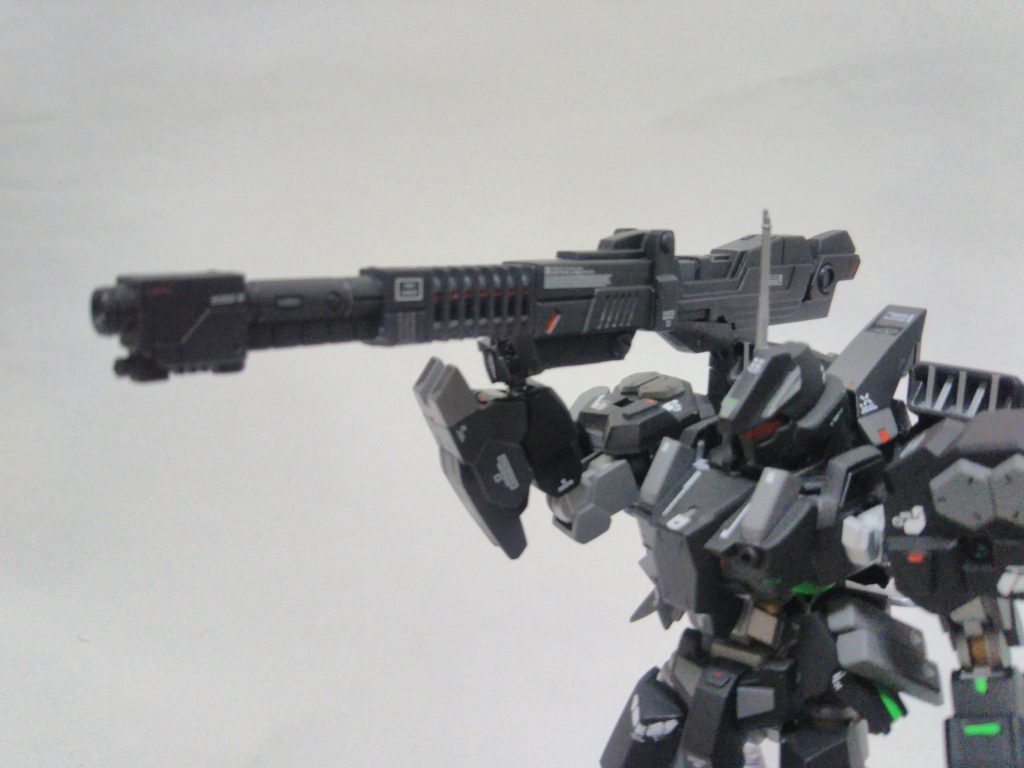 *背部大型レールガン*
背部に搭載した2基のリアクター出力をレールガンに集中することで、爆発的な弾速を生み出す