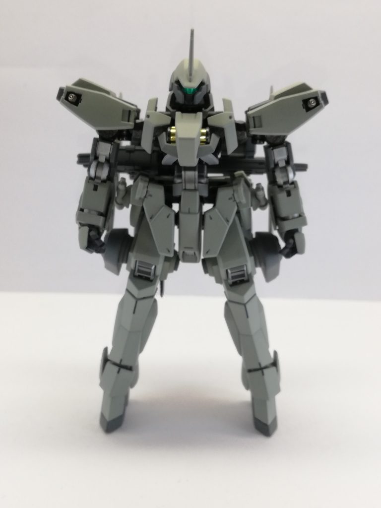 前面
頭部は大型バイザー型のフェイスに変更
展開してモノアイが露出するギミックも残っています