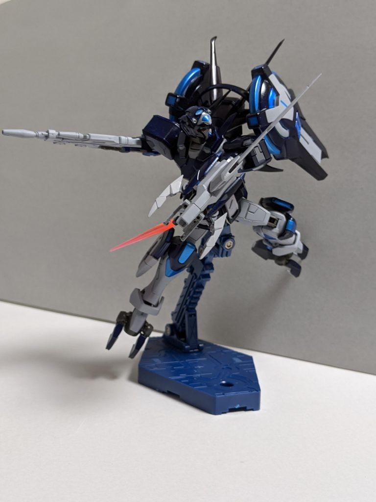 斬りかかるところですね。可動範囲に難ありのGセルフですが、デザインめちゃくちゃ格好良いので決まりますね〜