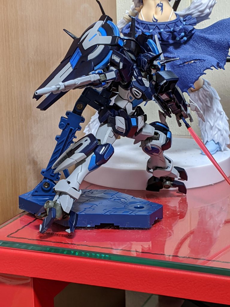 構えるポーズ。Gエルスのつま先は表情がつけやすくて優秀なパーツですよ