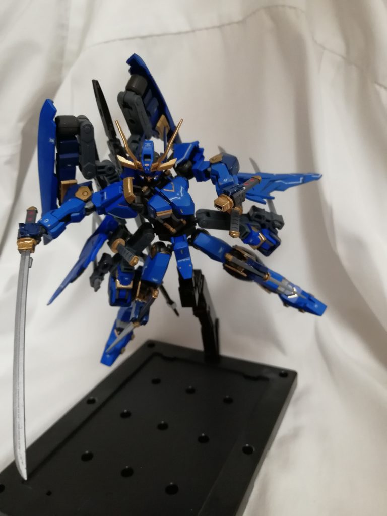 腰部左右に装備された刀は、進●の巨人に出てくる超硬質ブレードのように柄と刃部分を分離、刃を付け替える事が可能です(画像二枚目左手の状態)。この仕組みにより、敵機に刺突攻撃を行った際などに刃を切り離すことで、すぐさま次の攻撃に移ることができ、高速戦闘を可能にしています。