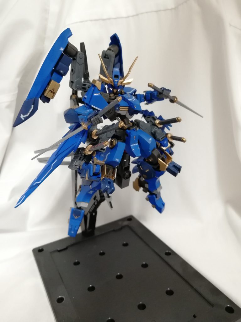 脚部に装備された小刀は、画像一枚目のように装備したまま格闘(隠者風キック)を行うことで、攻撃力を増加させます。また、取り外すことで他の装備とは違い、取り回しに優れた武器としても運用可能です。