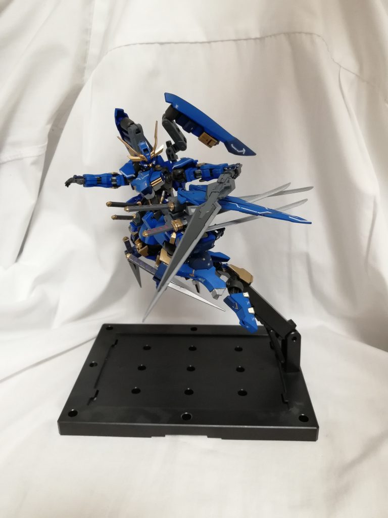 背部に装備された刺突攻撃に優れた長刀。他の装備よりも形状が鋭利なため、敵機の装甲の隙間などの防御力の薄い箇所を狙えるだけでなく、薄い装甲などならば装甲ごと貫ける(貫けない時もある)武器です。